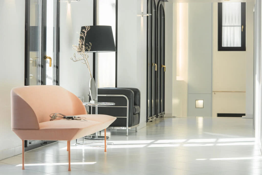 Lounge-Bereich mit rosafarbenem Sofa